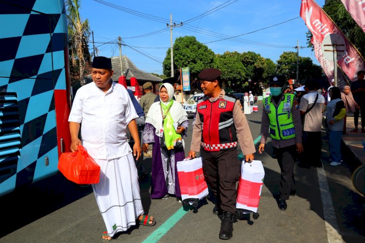 Polisi Ramah Lansia Beri Layanan Prima Pemberangkatan CJH Situbondo